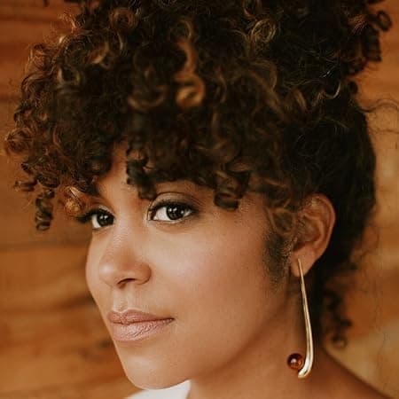 Photo of Elizabeth Acevedo